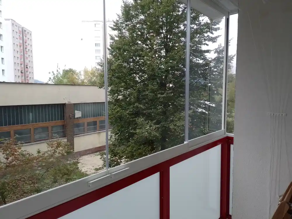 Zasklený rohový balkón