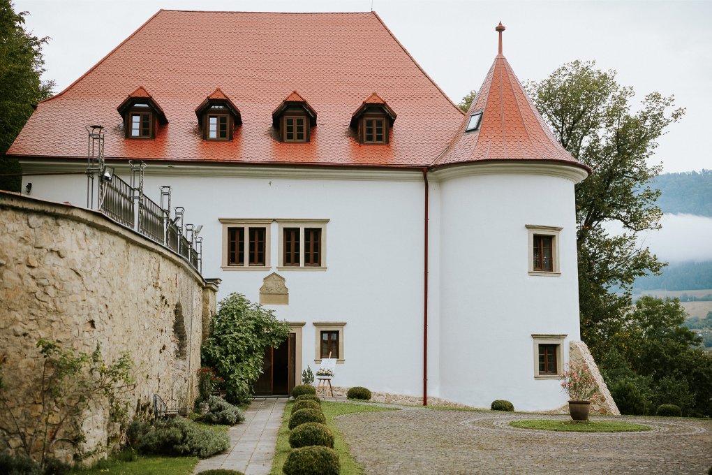 Slávnostne prestretá sála kaštieľa
