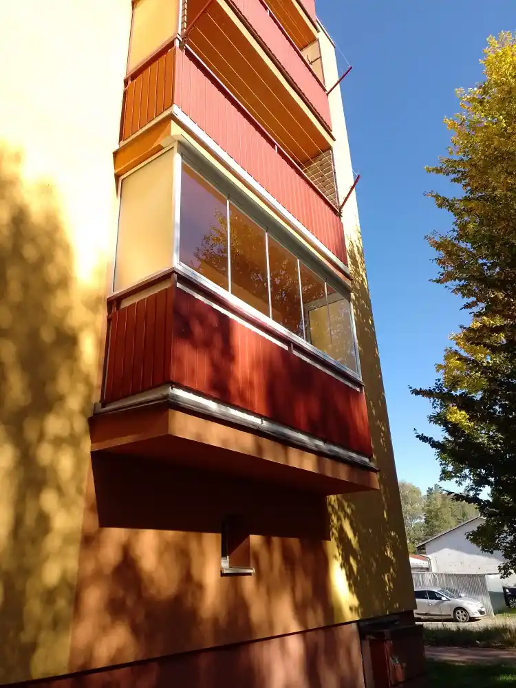 Zasklený balkón panelového domu zvonku