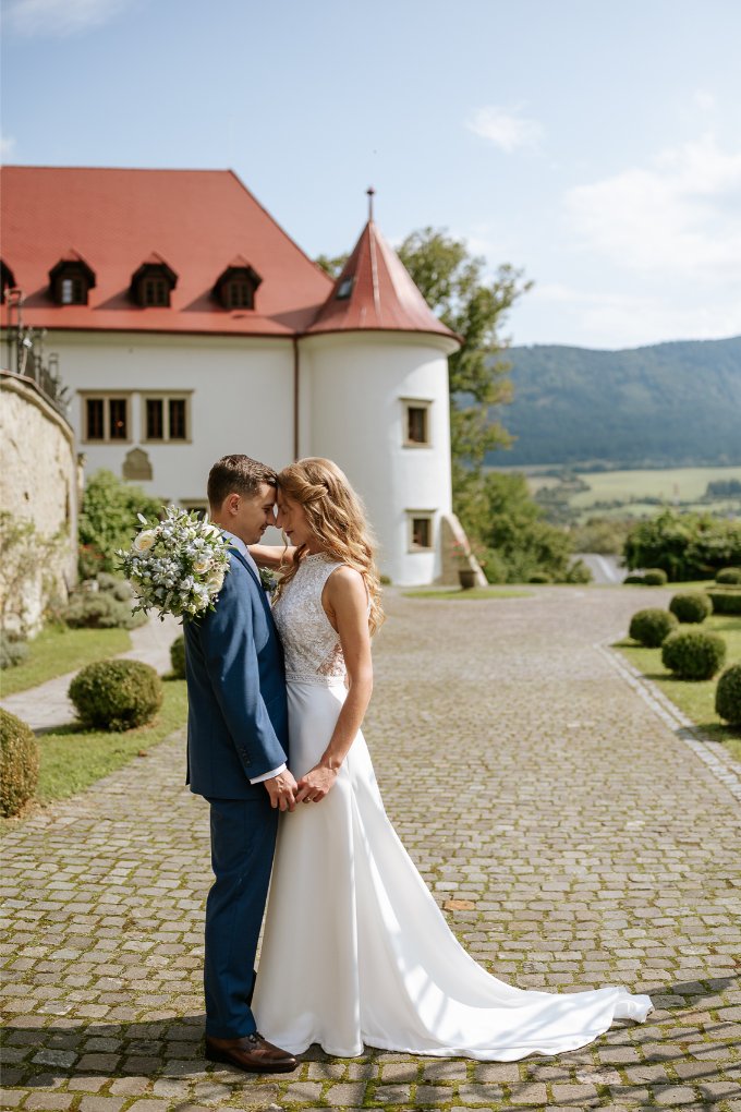 Novomanželia pred Kaštieľom Burg