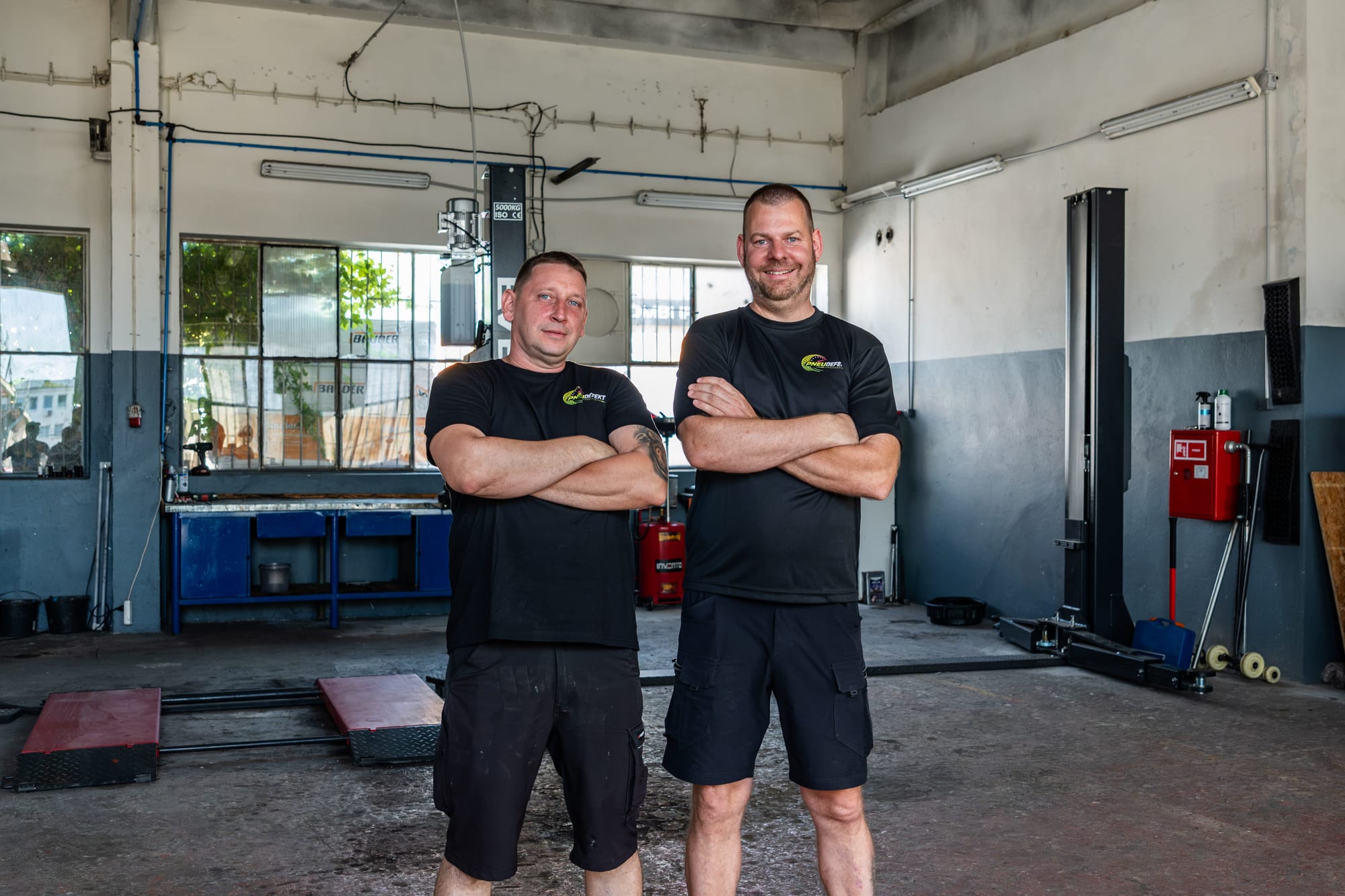 Majitelia pneuservisu PneuDefekt v dielni na Galvániho 10 v Bratislave
