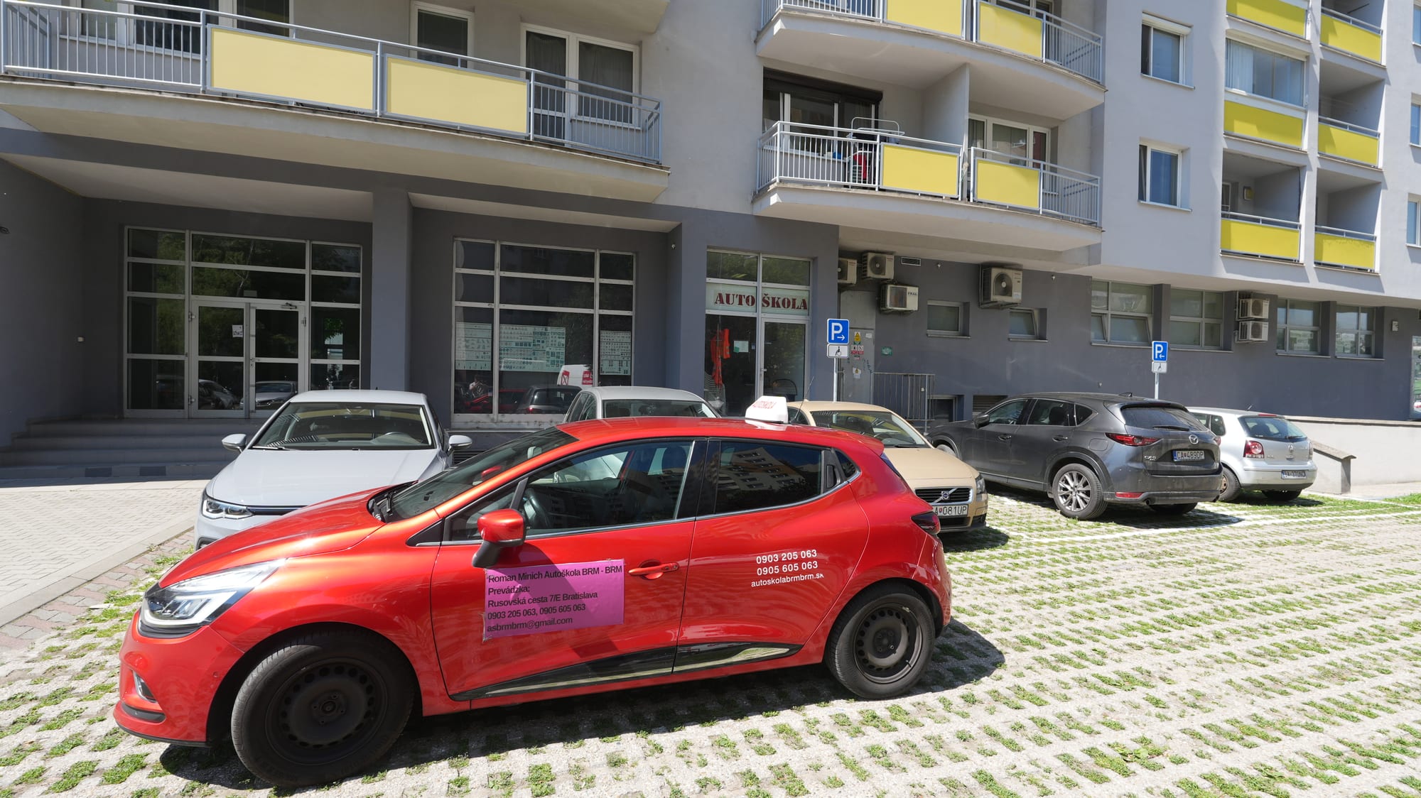 Vchod do učebne Autoškoly BRM BRM v Petržalke